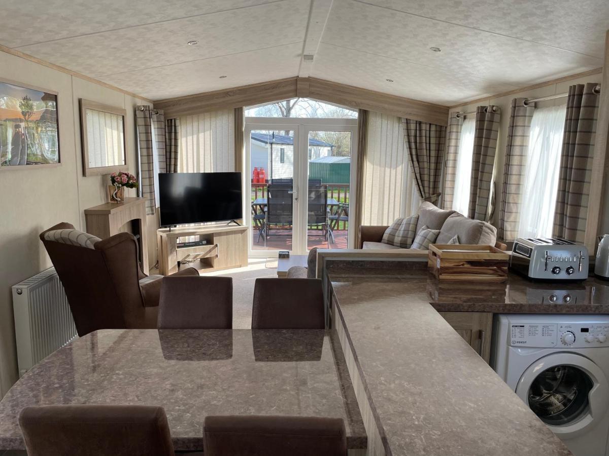 Beautiful 2 Bedroom Helmsley Lodge Нортхемптон Экстерьер фото